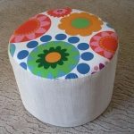 Ottoman avec une couverture de différents tissus