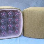 Tabouret rembourré sous la forme d'un cube de bouteilles en plastique avec leurs propres mains
