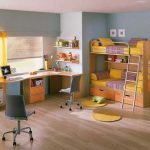 Emplois à la fenêtre et lit double pour deux enfants