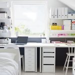Tables de travail pour garçons et filles près de la fenêtre