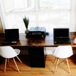 Ordinateurs de bureau le long de la fenêtre pour les adolescents