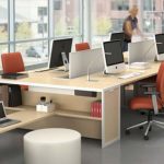 Bureau avec de grandes fenêtres