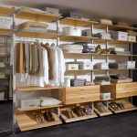 Nous distribuons les choses dans le vestiaire de manière pratique et fonctionnelle.