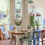 Différentes chaises en bois après restauration pour cuisine de pays