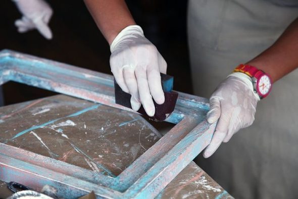 Nous nettoyons les couches supplémentaires de peinture