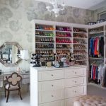 Armoire chic avec coiffeuse