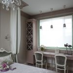 Chambre élégante pour deux filles avec deux tables à la fenêtre