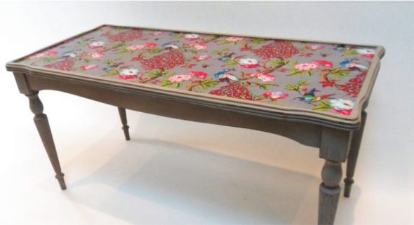 Table chic aux pieds sculptés