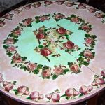Table chic avec des roses avec leurs propres mains