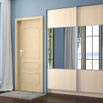 Armoire avec deux portes à la chambre
