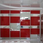 Armoire avec des touches de rouge pour les portes