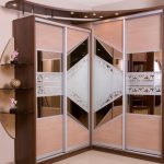 Armoire coulissante avec des portes inhabituelles