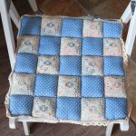Assise sur un tabouret de style patchwork