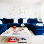 Canapé en velours bleu dans la salle blanche