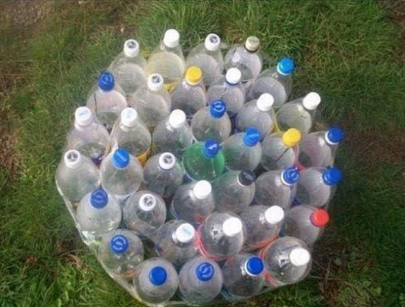 On attache la bouteille