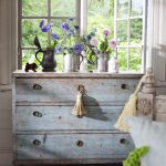 Commode ancienne dans une chambre à la campagne