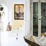 Armoire vieillie dans un intérieur moderne