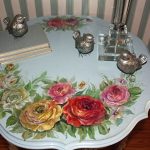 Table ancienne décorée de motifs