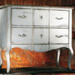Commode élégante minable avec leurs propres mains