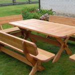 La table pour gazebo de ce type peut être installée directement sur la base du sol