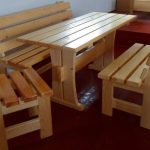 Table et bancs en pin avec leurs propres mains