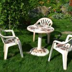 Table et chaises avec décor
