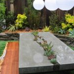 Plateau en béton avec parterre de fleurs au milieu