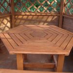 Table dans le belvédère en forme d'hexagone