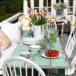 Petite table pour une véranda semi-antique ouverte