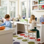 Tables pour enfants des côtés opposés