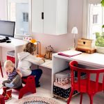Tables pour deux adultes et un enfant près de la fenêtre
