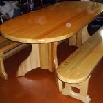 Tables et bancs en bois avec leurs propres mains