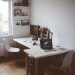 Les tables sont à un angle de 90 degrés les unes des autres.