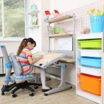 Transforming chair dans la chambre de la fille-écolière