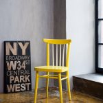 Chaise jaune vif