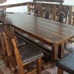 Chaises et table en bois fabriquées à la main