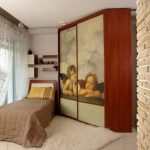 Kabinet sudut trapezoidal di dalam bilik tidur kecil