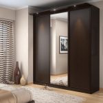 Armoire à trois portes avec éclairage