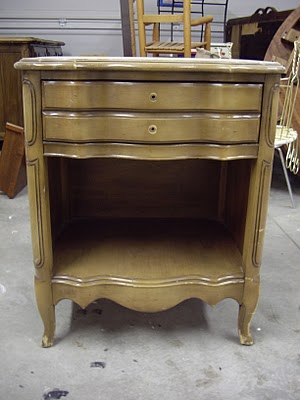 Vieille table de chevet