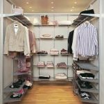Placement confortable de vêtements et de chaussures dans le vestiaire