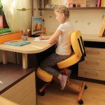 Chaise confortable avec repose-pieds jaune