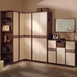 Armoire d'angle et commode dans le couloir dans le même style