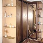 Armoire d'angle avec des images