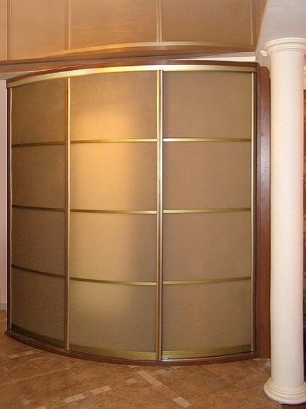 Armoire d'angle avec une façade en verre