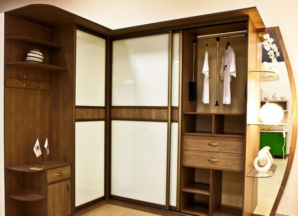 Armoire d'angle avec portes combinées