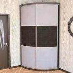 Armoire d'angle avec garniture en rotin