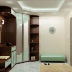 Armoire d'angle avec éléments ouverts pour un hall d'entrée spacieux
