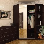 Armoire d'angle avec miroir augmente l'espace