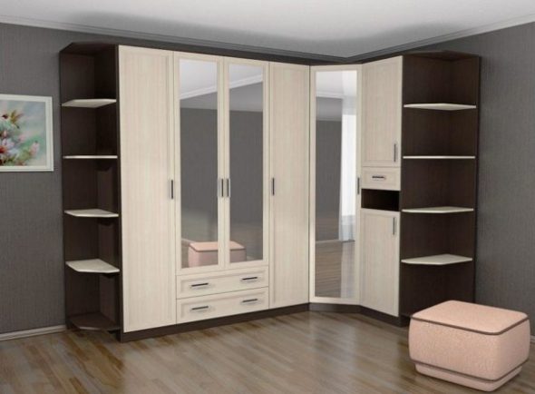 Armoire de coin dans le couloir dans des tons clairs