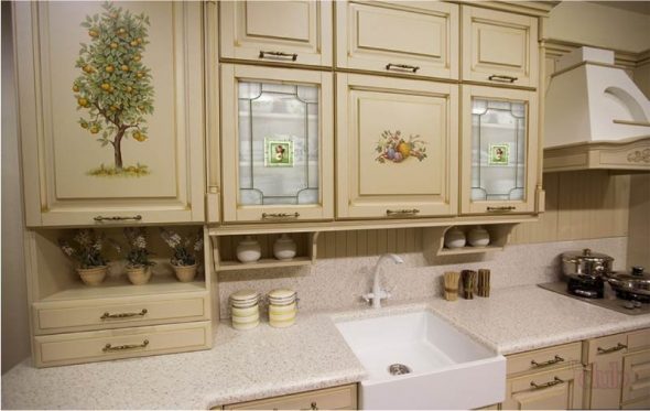 Façades de cuisine décorées selon la technique de découpage